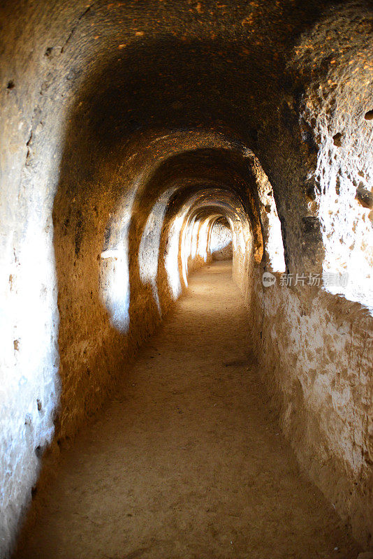 Takht-i Rustam佛教石窟——长长的走廊，Haibak，阿富汗萨曼干省